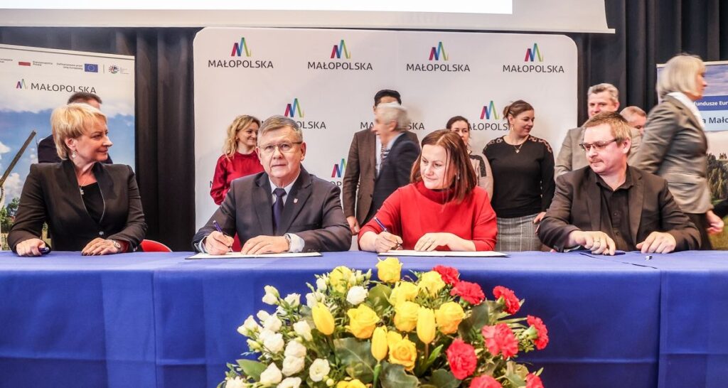 Zdjęcie z podpisania umowy o dofinansowanie ponad 9mln zł