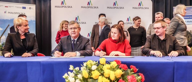 Zdjęcie z podpisania umowy o dofinansowanie ponad 9mln zł