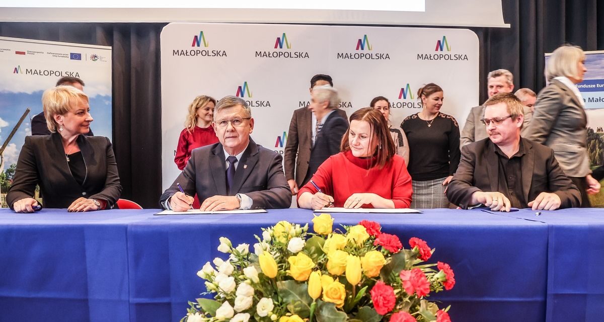Zdjęcie z podpisania umowy o dofinansowanie ponad 9mln zł