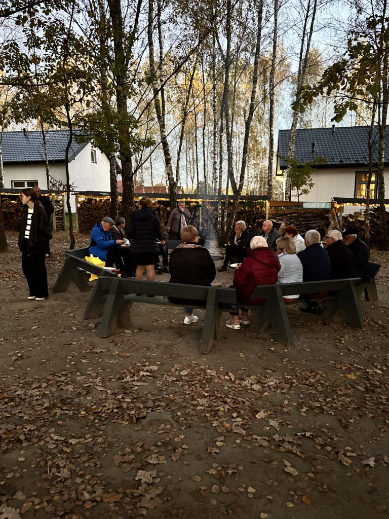 Pieczenie przez uczestników kiełbasek na ognisku - 2 