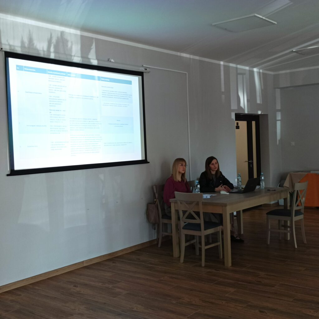 Zdjęcie przedstawiające pracowników LGD, którzy prezentują uczestnikom najważniejsze informacje związane z pozyskaniem środków w ramach PSWPR. W tle wyświetlona jest prezentacja.