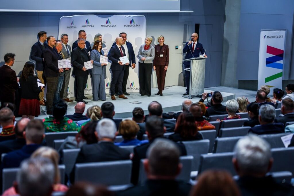 Beneficjenci wsparcia w ramach mecenatu małopolskiego wraz z wręczonymi promesami i przedstawicielami zarządu województwa małopolskiego