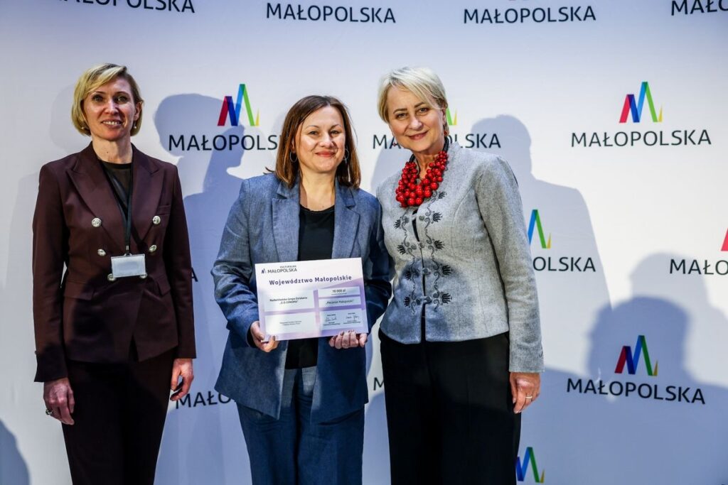 Prezes NGD "E.O.CENOMA" wraz z Iwoną Gibas. Pani Teresa trzyma w rękach otrzymaną promesę w ramach Mecenatu Małopolskiego