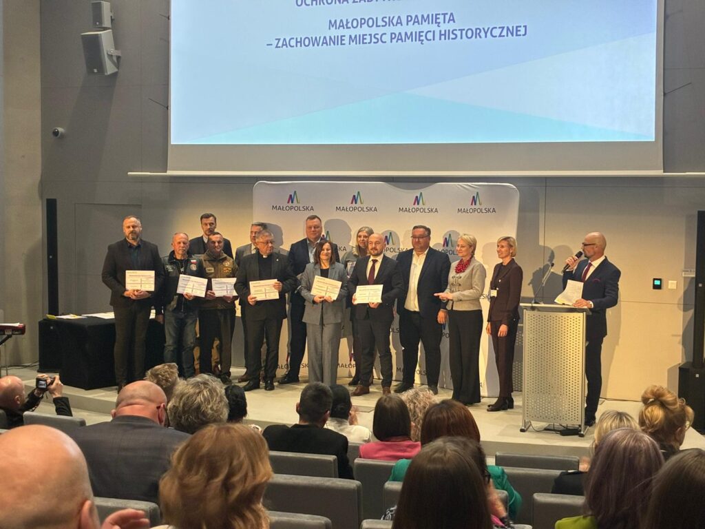Beneficjenci wsparcia w ramach mecenatu małopolskiego wraz z wręczonymi promesami i przedstawicielami zarządu województwa małopolskiego
