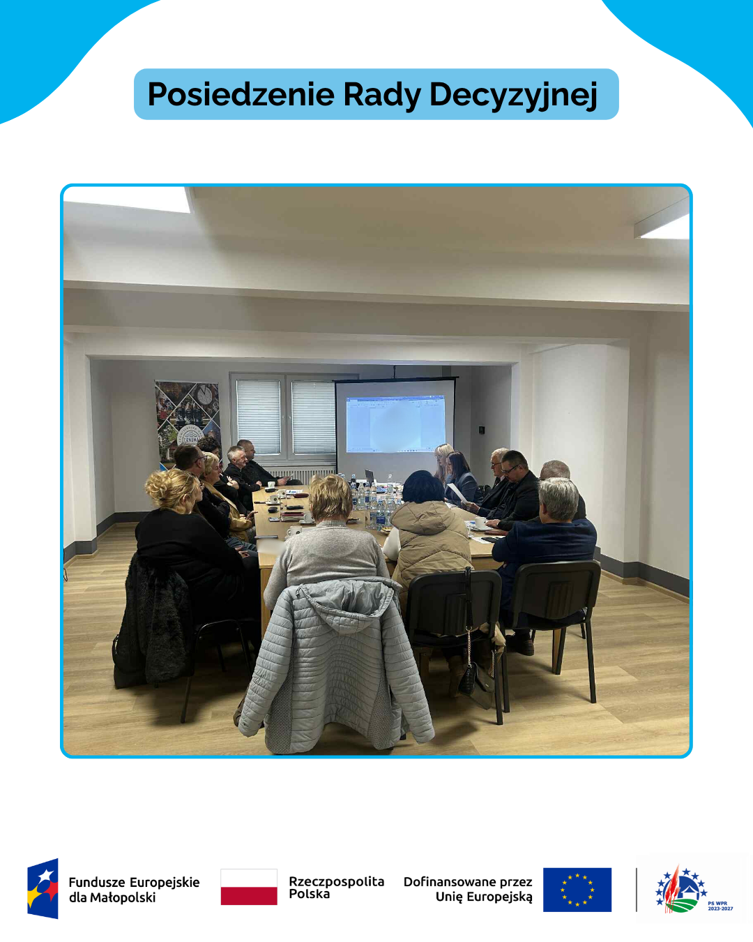 Grafika zatytułowana "Posiedzenie Rady Decyzyjnej". Na grafice znajduje się zdjęcie z posiedzenia Rady, na którym znajdują się członkowie Rady obradujący przy stole wraz z pracownikami biura LGD. W tle znajduje się projektor