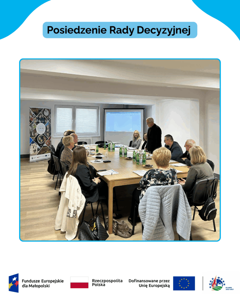 Grafika zatytułowana "Posiedzenie Rady Decyzyjnej". Na grafice znajduje się zdjęcie z posiedzenia Rady, na którym znajdują się członkowie Rady obradujący przy stole wraz z pracownikami biura LGD. W tle znajduje się projektor oraz roll-up. Wszyscy siedzą, natomiast Przewodniczący jest w pozycji stojącej, gdyż rozpoczyna posiedzenie.