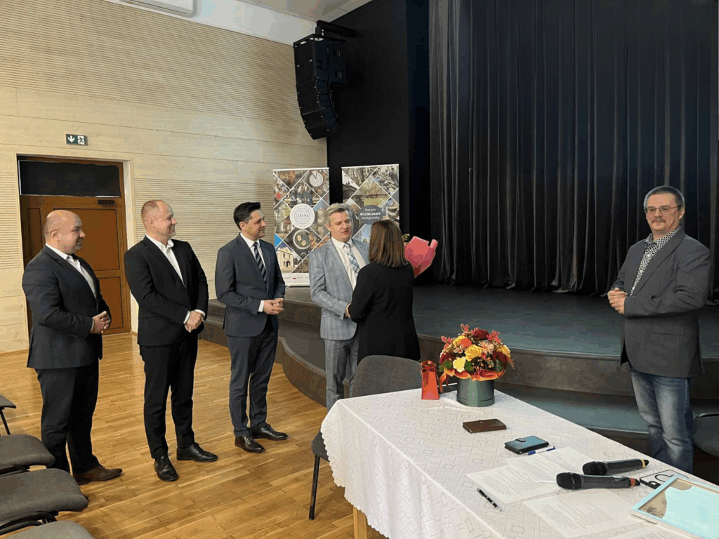 Na zdjęciu wójt Gminy Rzezawa, Gminy Szczurowa oraz Gminy Drwinia wraz z Burmistrzem Miasta i Gminy Koszyce wręczają Pani Prezes Kwiaty w związku z zakończeniem jej kadencji jako Pani Prezes Zarządu LGD. 