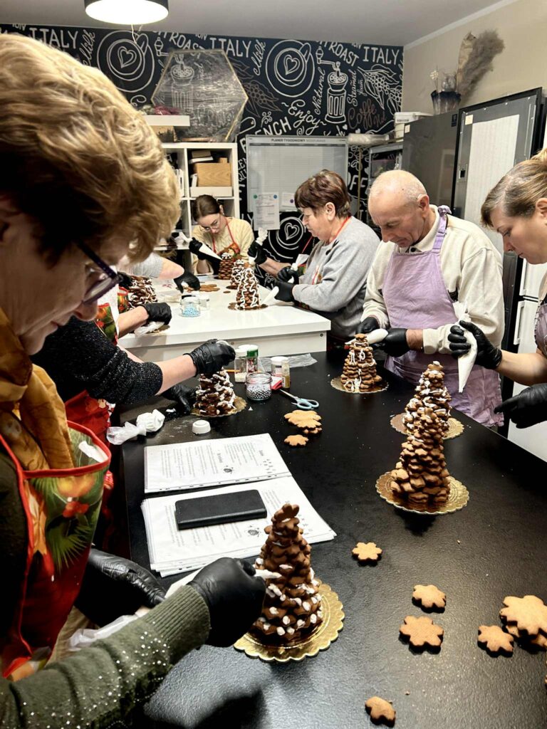 Moment dekorowania przez uczestników choinek z pierników