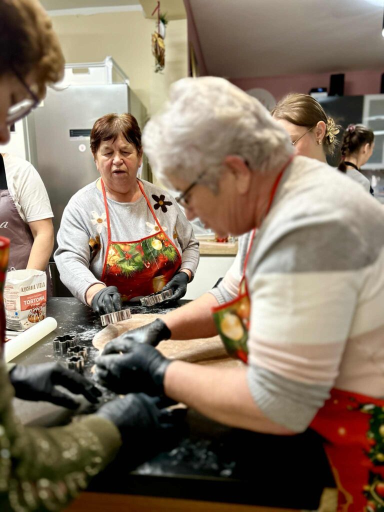 Zdjęcie przedstawiające uczestniczki wycinające pierniki foremkami