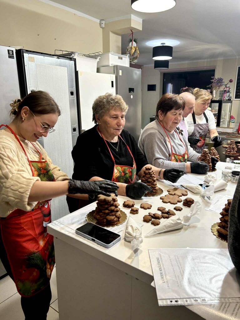 Zdjęcie przedstawiające uczestników składających choinki