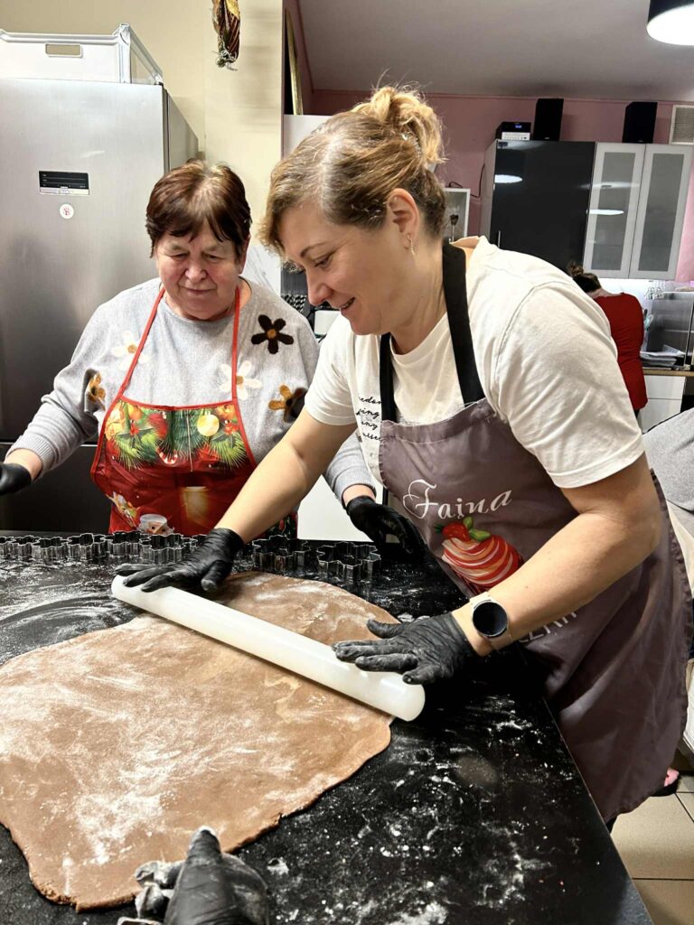 Moment wałkowania przez uczestniczkę ciasta na pierniki