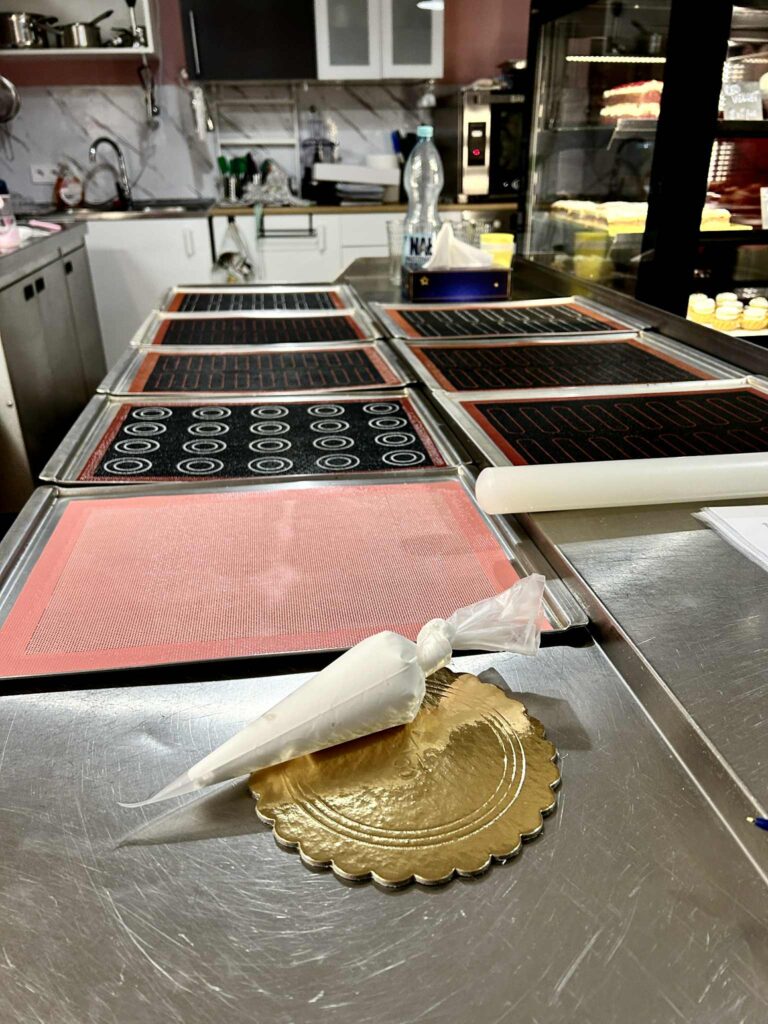 Przygotowane formy na upieczenie pierników