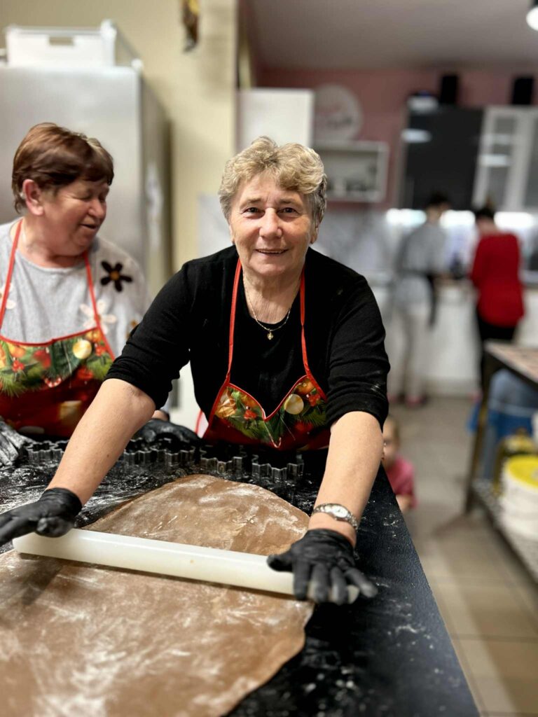 Zdjęcie uczestniczki wałkującej surowe ciasto na pierniki