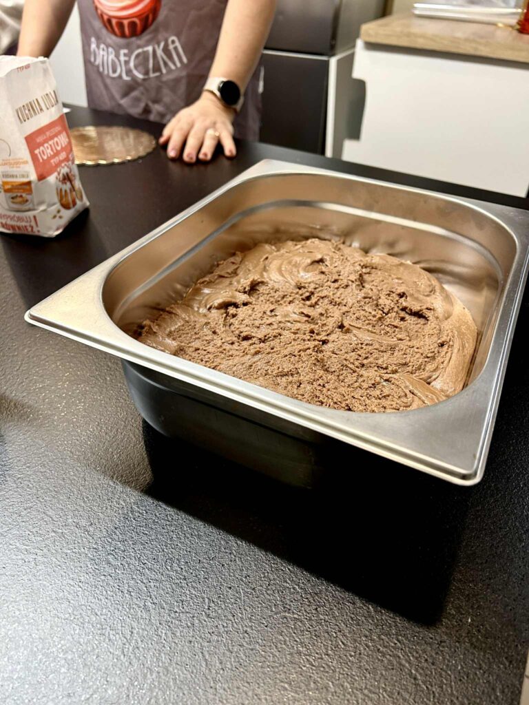 Surowe ciasto na pierniki znajdujące się w metalowym pojemniku