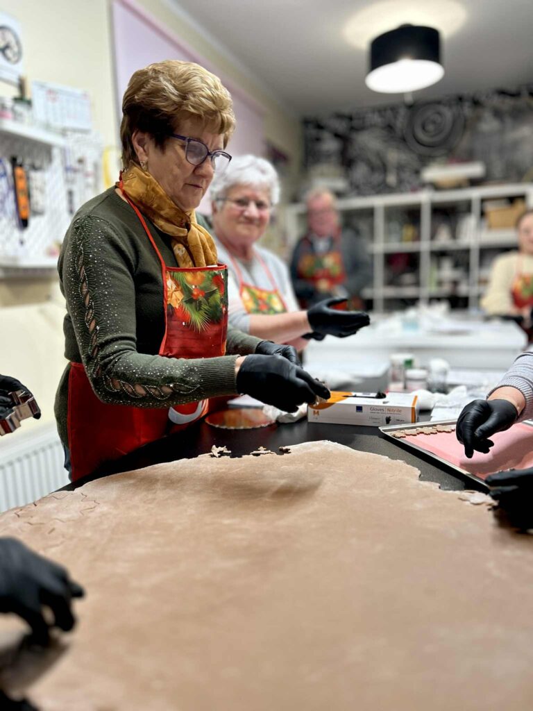 Zdjęcie przedstawiające uczestników wycinających kształt pierników z ciasta