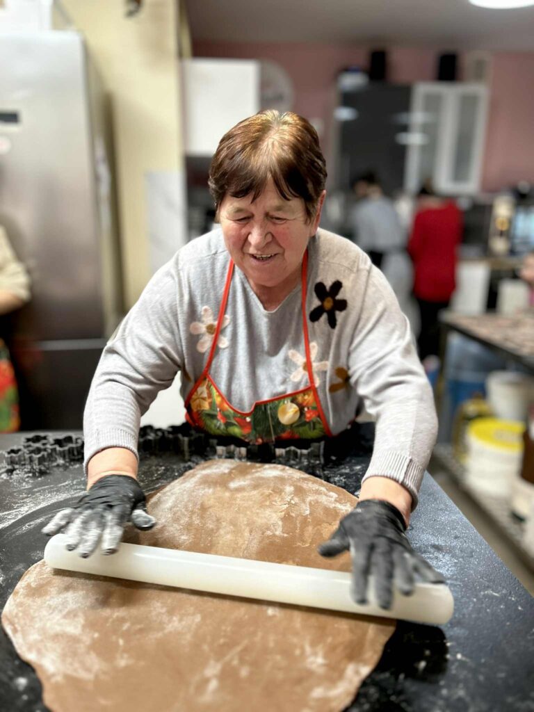 Pani wałkująca ciasto na pierniki