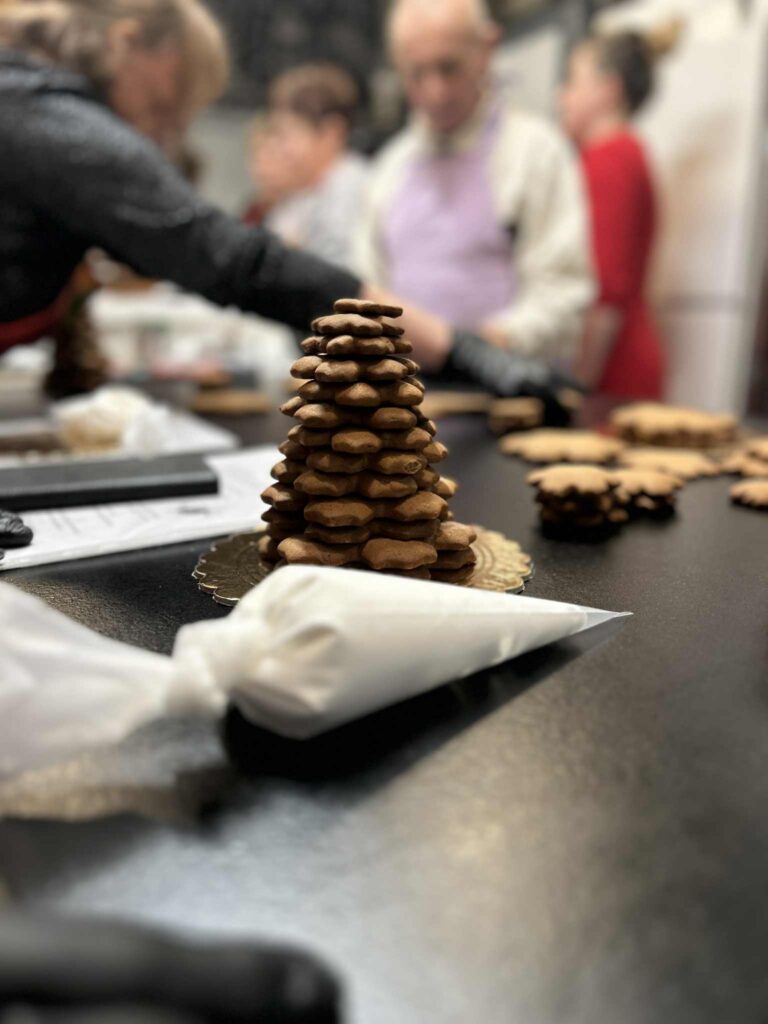 Zdjęcie pierników złożonych w kształt choinki a obok lukier