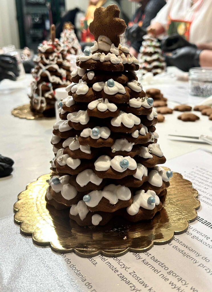 Choinka z pierników ozdobiona przez jedną z uczestniczek